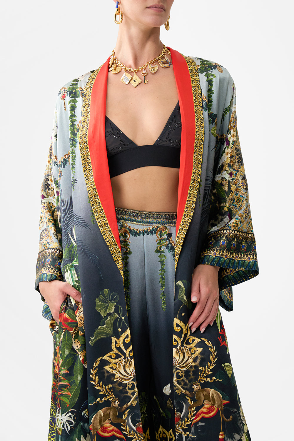 LONG ROBE WITH NARROW COLLAR READY FOR MY WELCOME DRINK