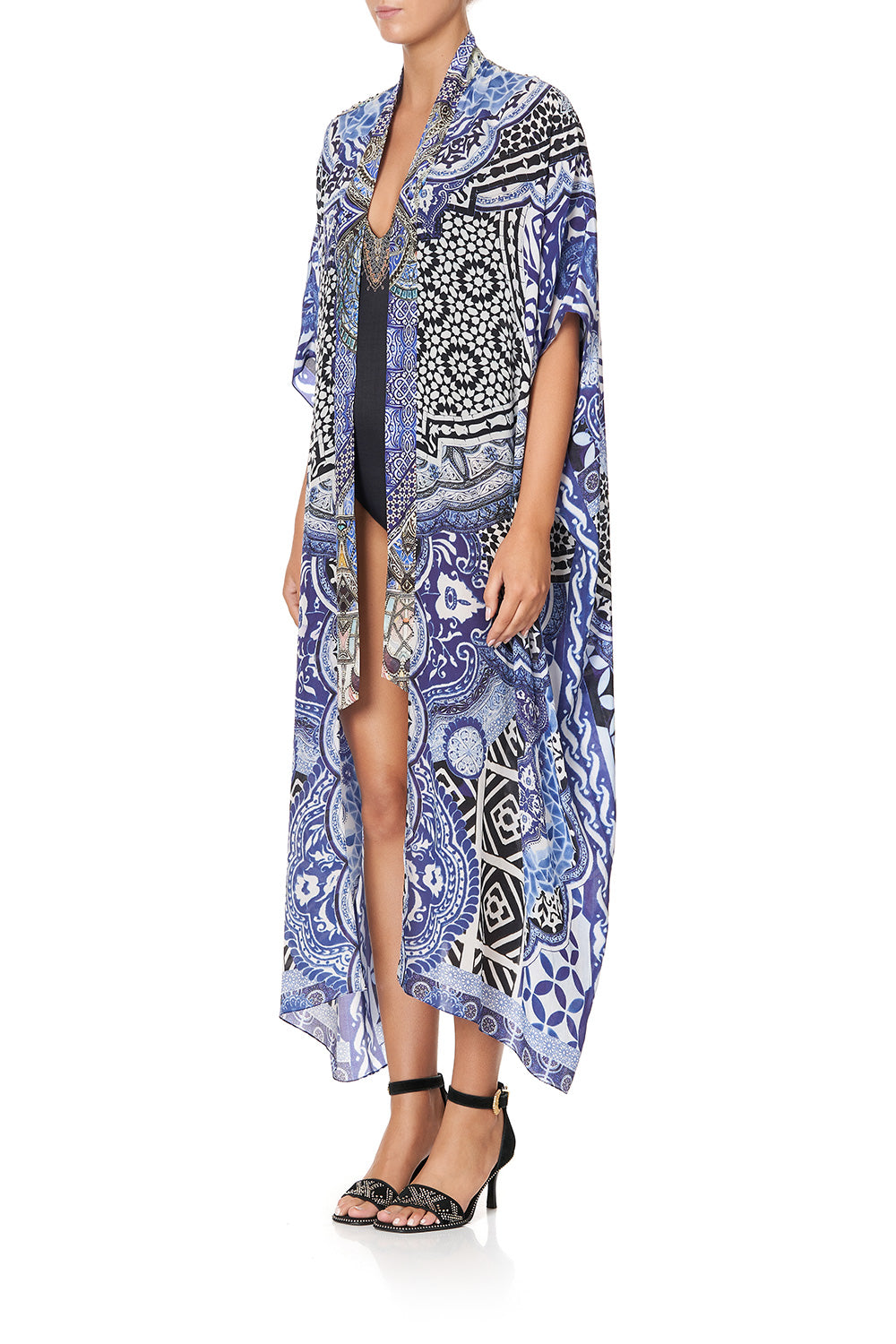 KIMONO COAT UNDER THE MEDINA MOON