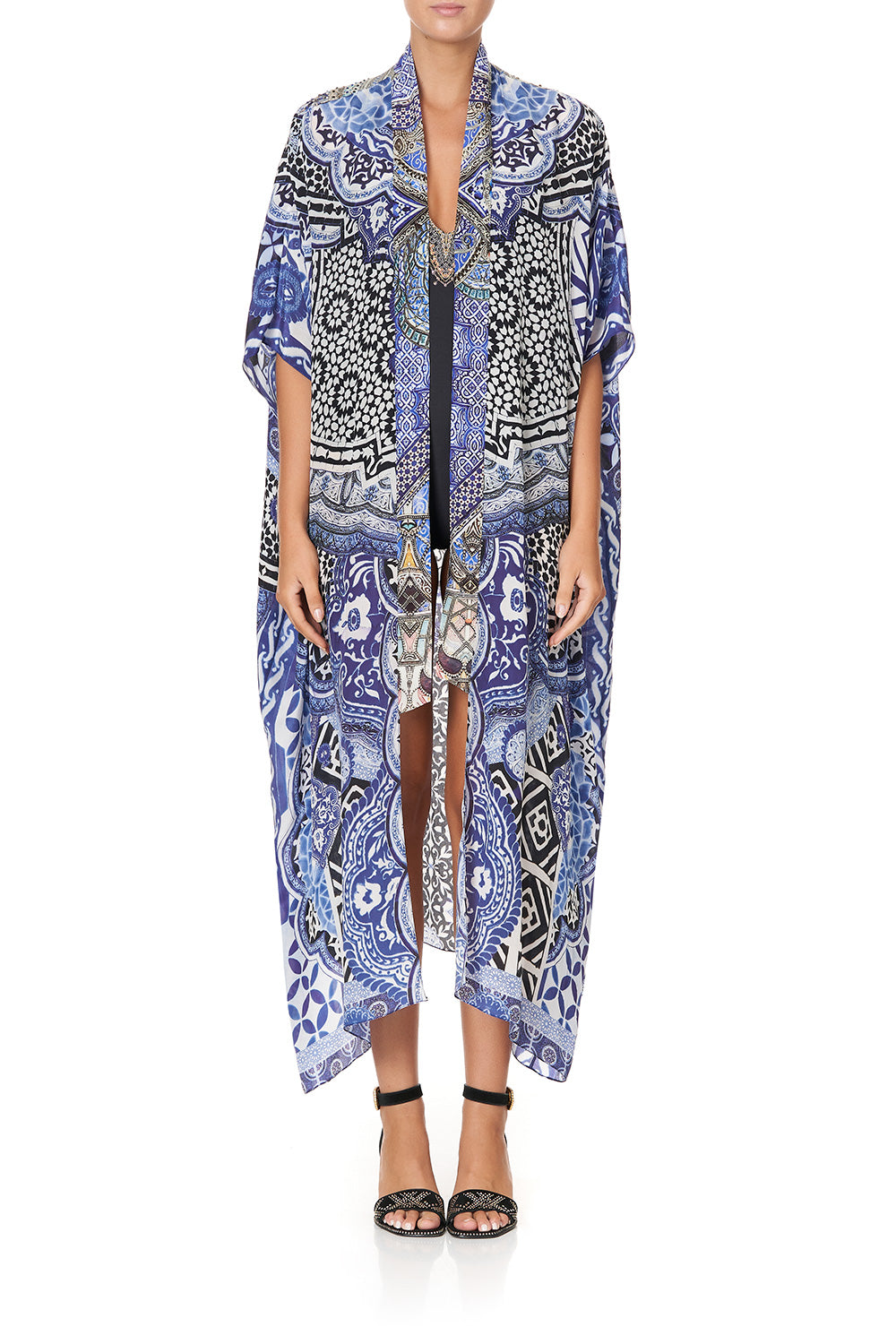 KIMONO COAT UNDER THE MEDINA MOON