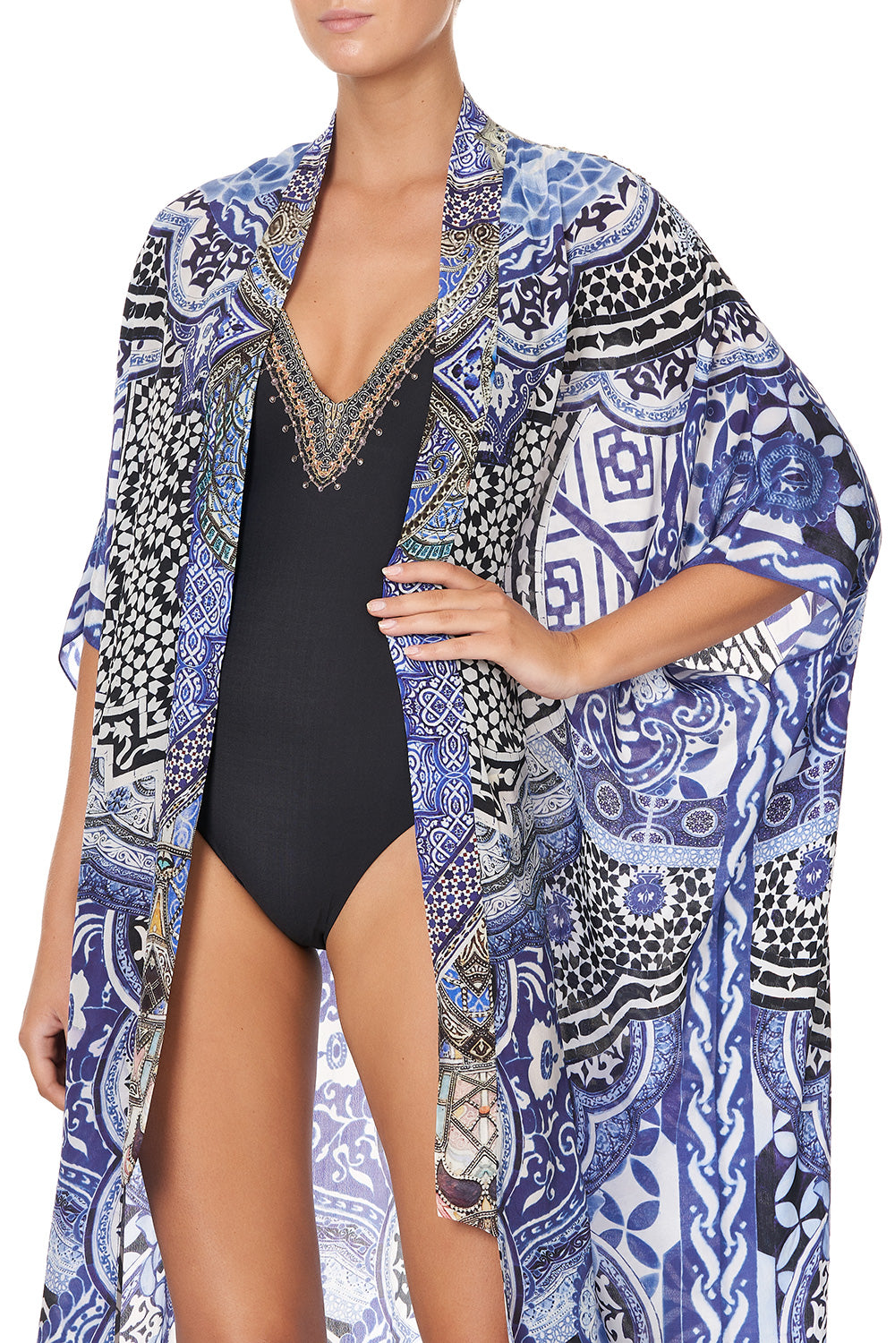 KIMONO COAT UNDER THE MEDINA MOON