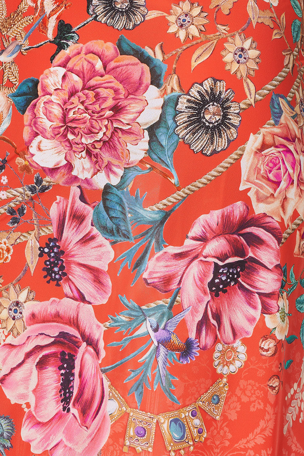 LONG SARONG AND THE QUEEN WORE RED