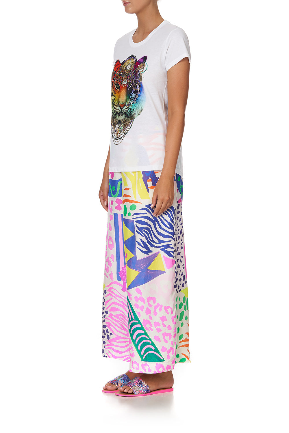 CURVED HEM FITTED TEE COMING DOWN FROM COSMOS