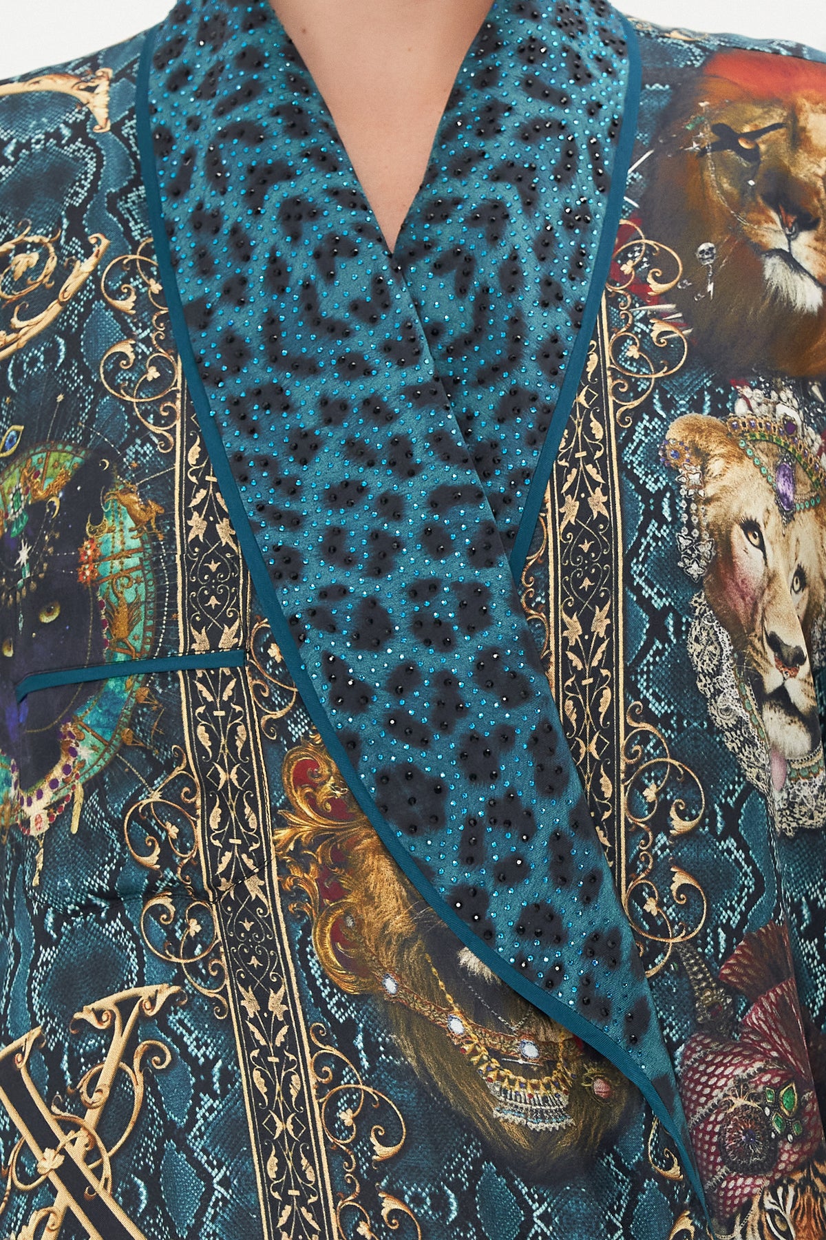 LONG ROBE WITH TIE HEADS WILL ROLL