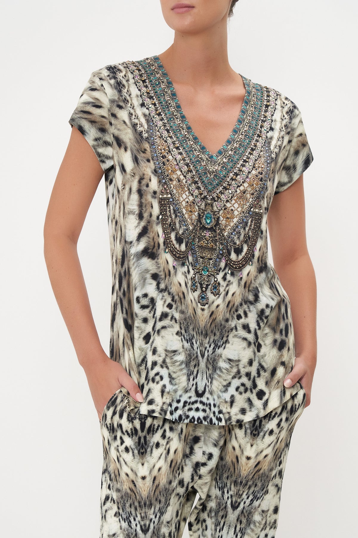 V-NECK TEE SNOW WHISPERS LOUNGE