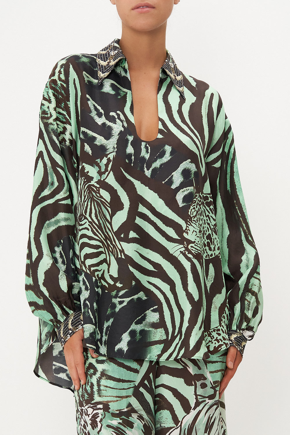 V-NECK BLOUSE WITH COLLAR LEOPARD LORE