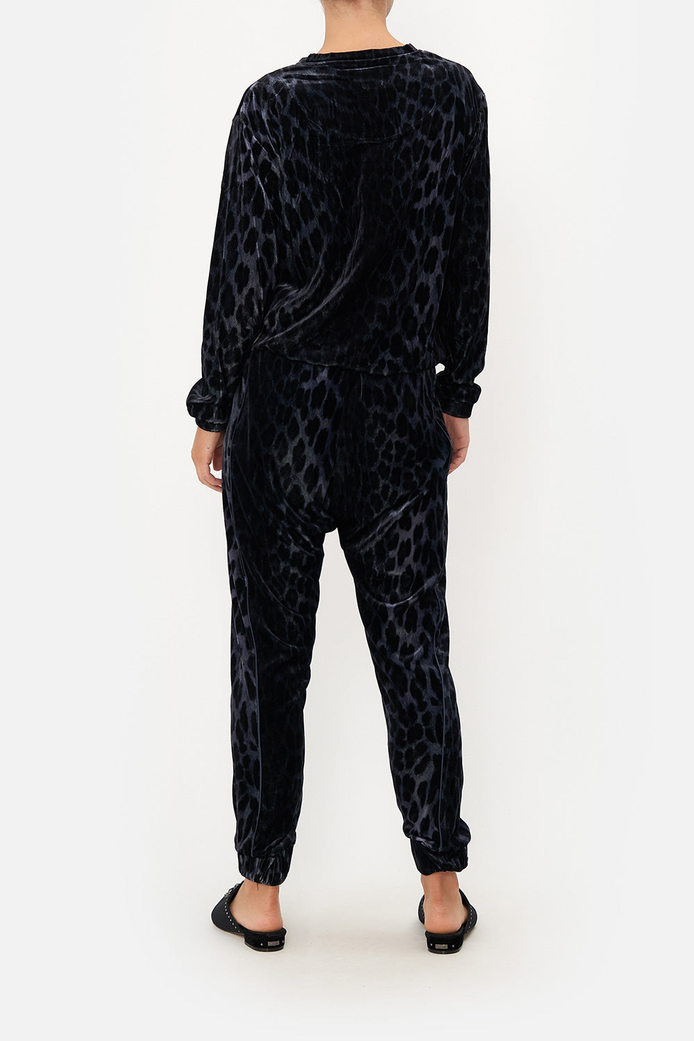 ROUND NECK SWEATER SHES A CRAZY CAT