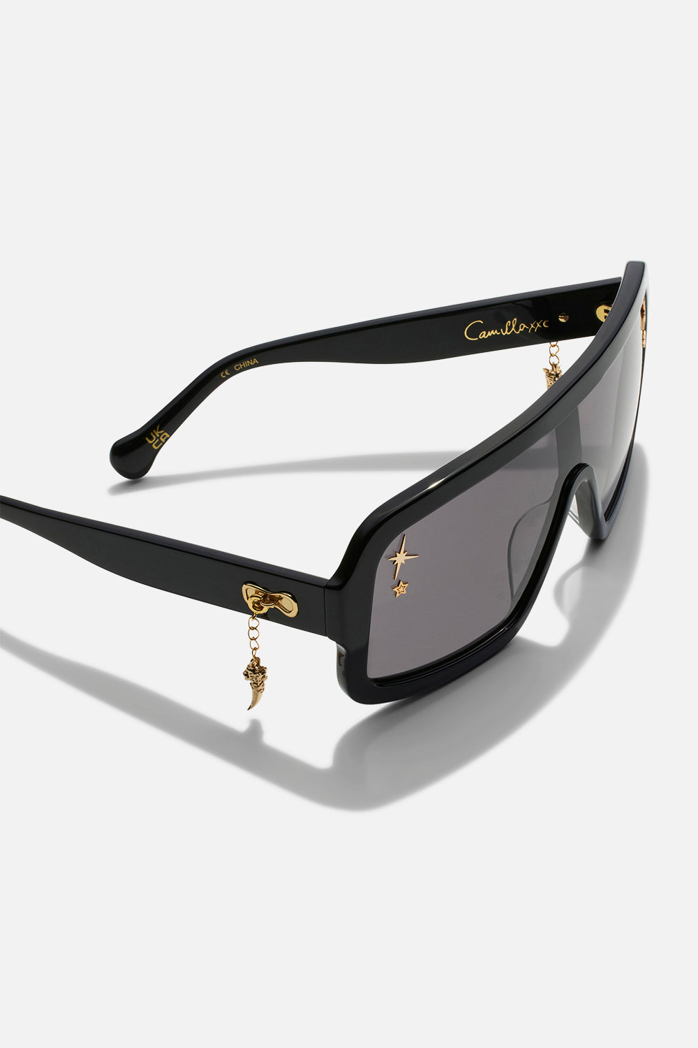 NO PHOTOS PLEASE
SUNGLASSES SOLID BLACK