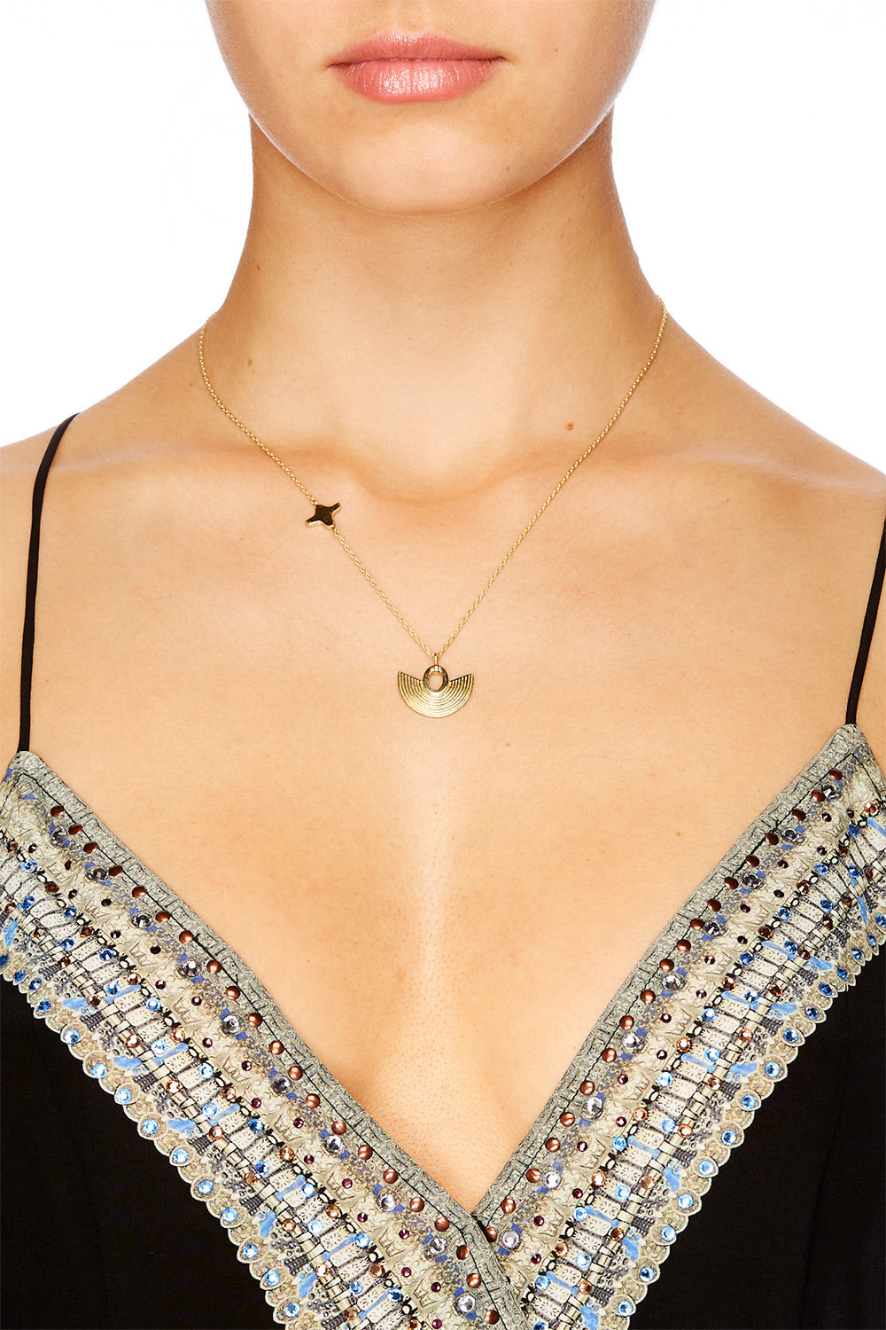 GOLD BRASS SHORT PENDANT NECKLACE