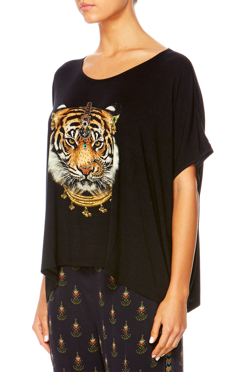 BLACK ROUND NECK TEE