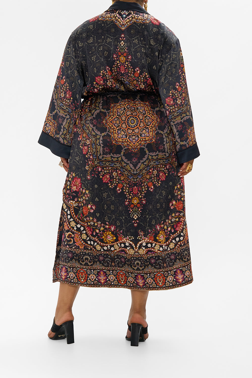 LONG ROBE WITH FLARED SLEEVE LOOM TO TOMB