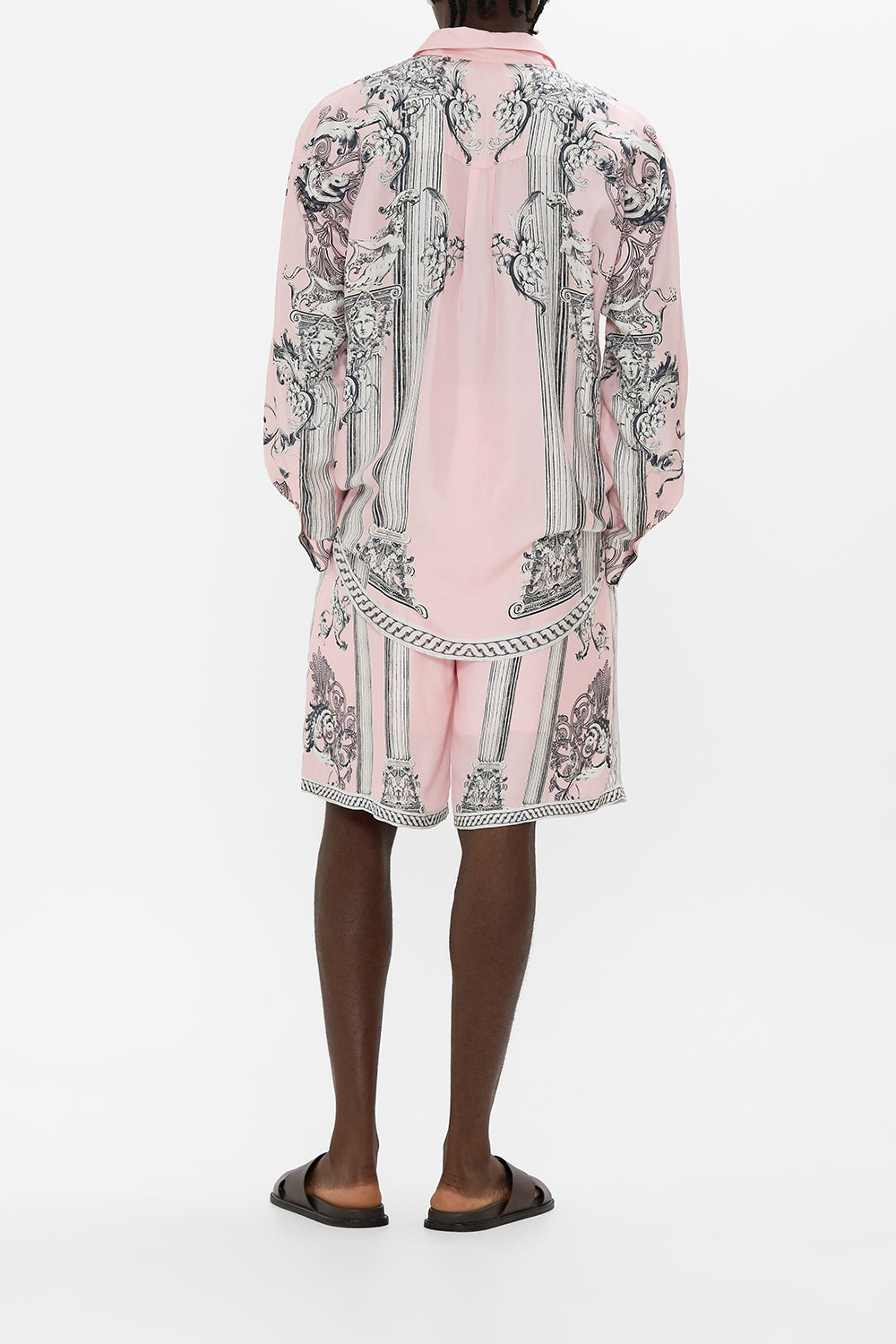 BAGGY MID LENGTH WALK SHORT CAVE OF WONDERS