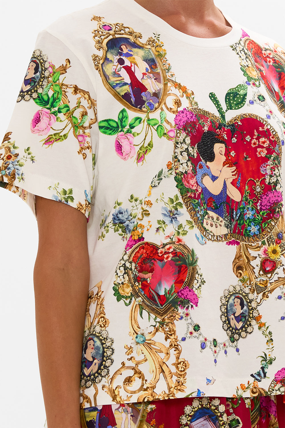 Disney CAMILLA tee in Just One Bite Snow White print