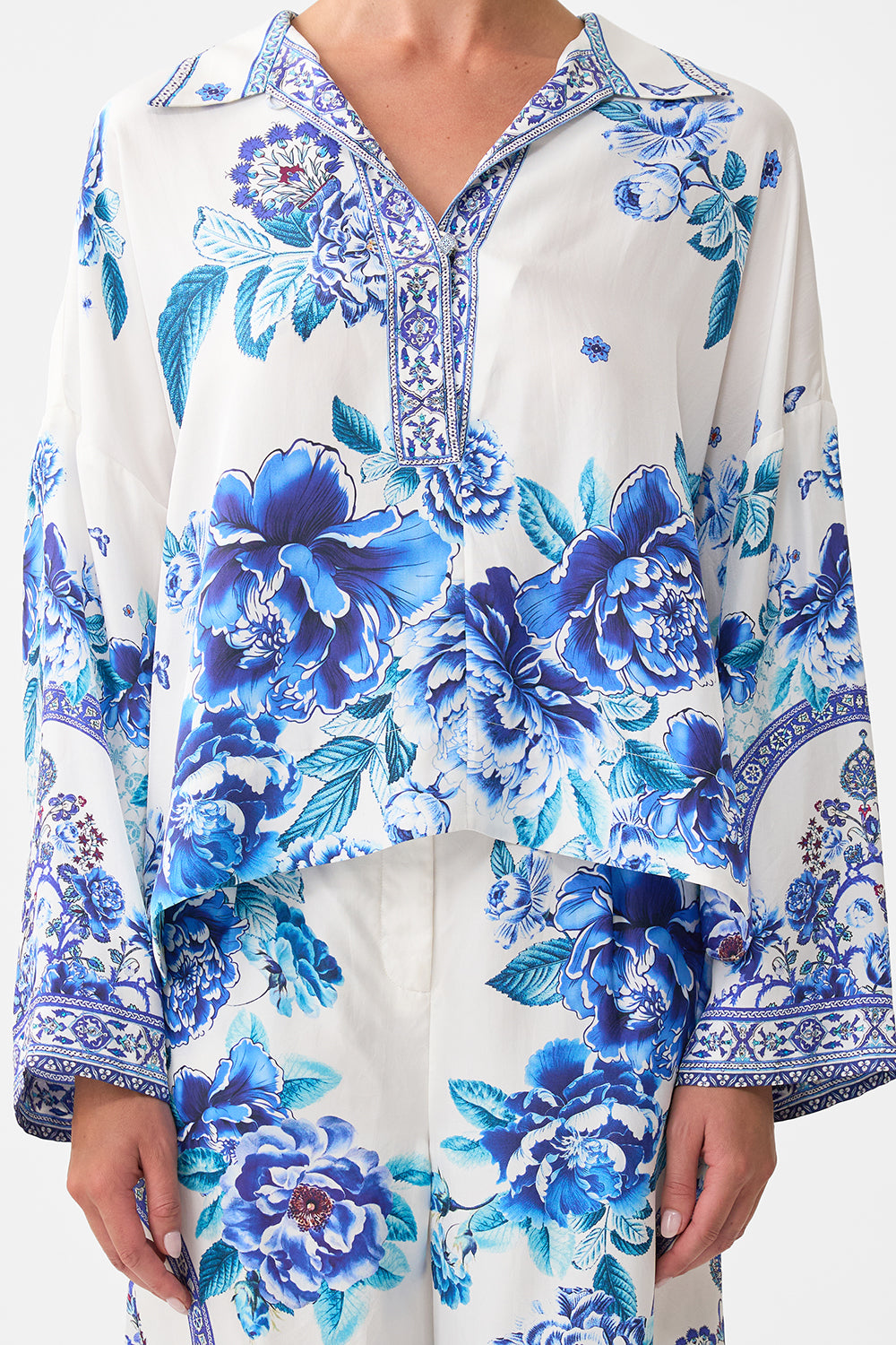 The CAMILLA CROPPED RELAXED SHIRT A CERAMIC GARDEN