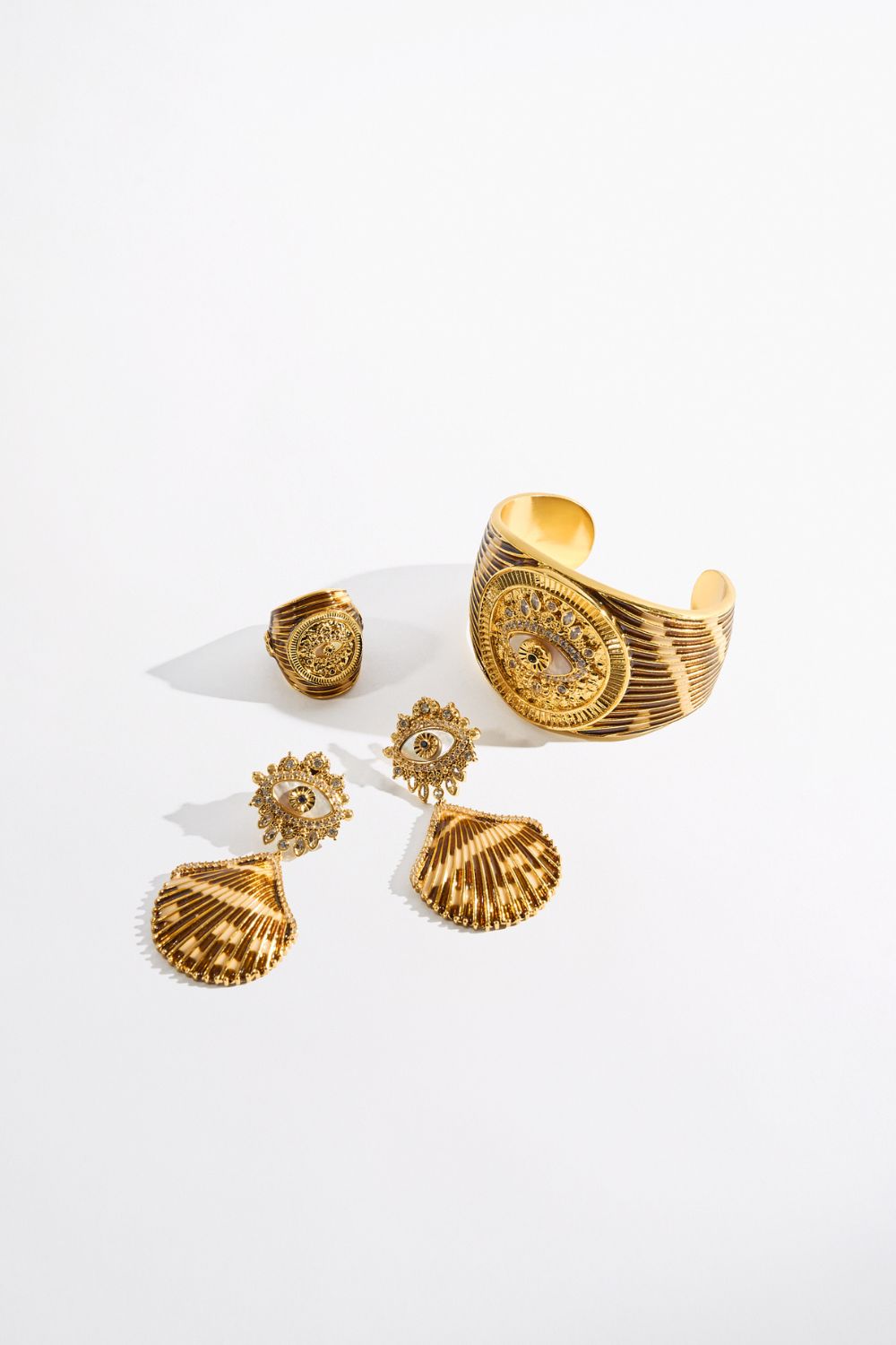 The CAMILLA ENCHANTED OCEANIA SHELL RING GOLD