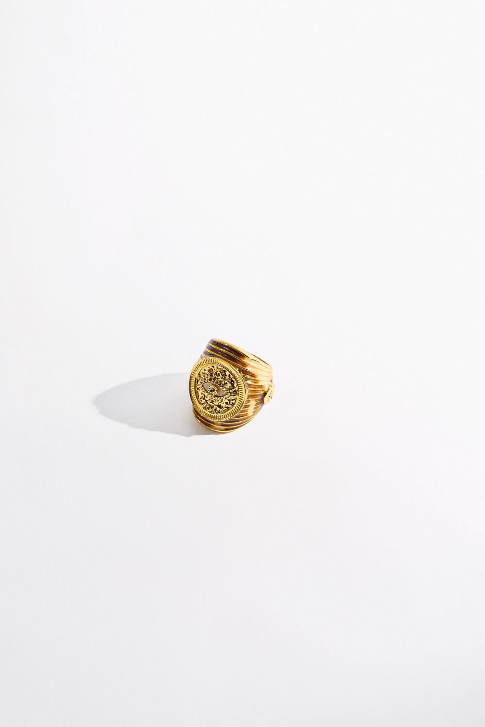 The CAMILLA ENCHANTED OCEANIA SHELL RING GOLDGOLD