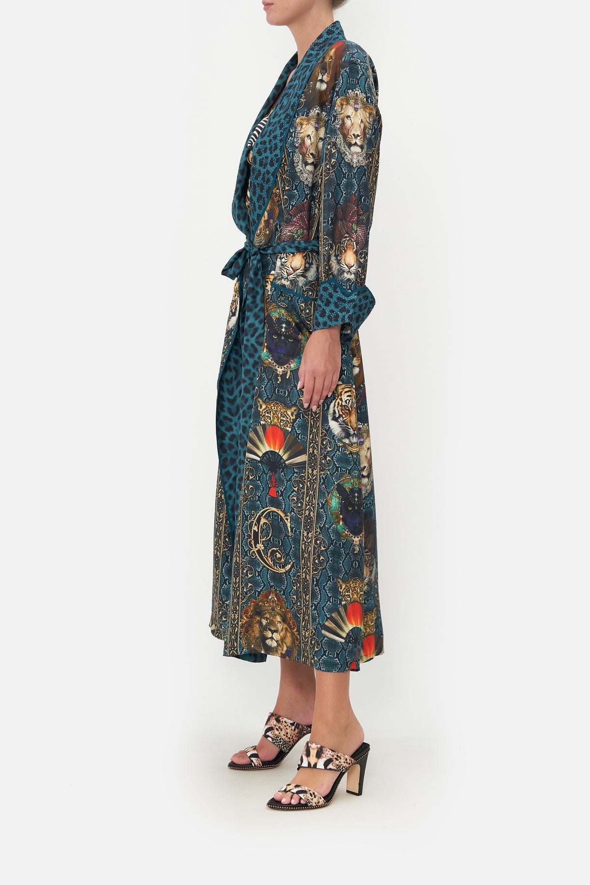 LONG ROBE WITH TIE HEADS WILL ROLL