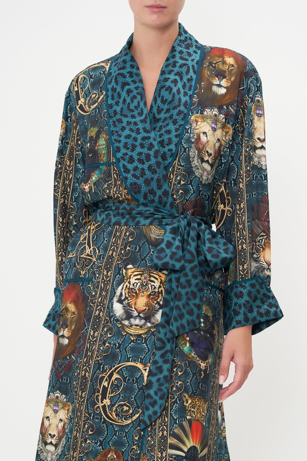 LONG ROBE WITH TIE HEADS WILL ROLL