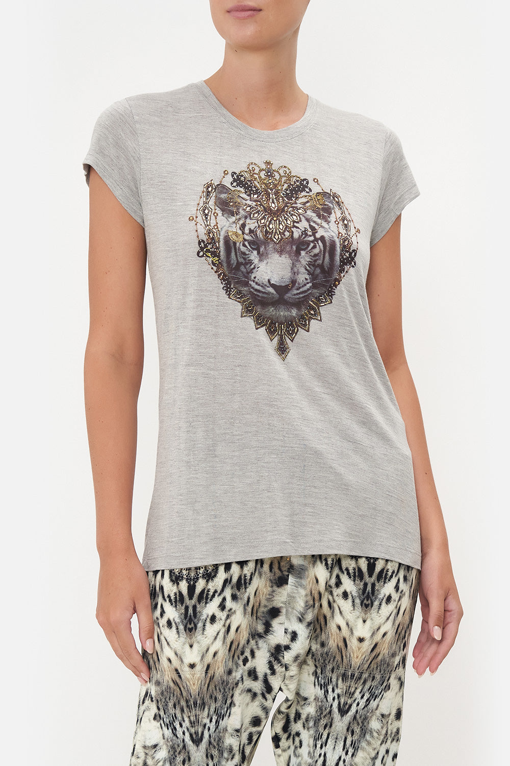 CURVED HEM FITTED TEE SNOW WHISPERS LOUNGE