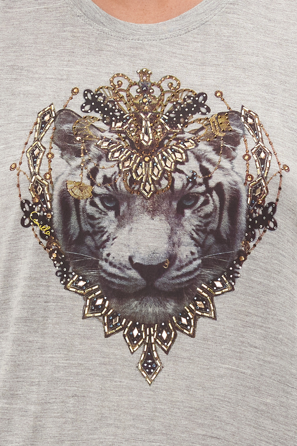 CURVED HEM FITTED TEE SNOW WHISPERS LOUNGE