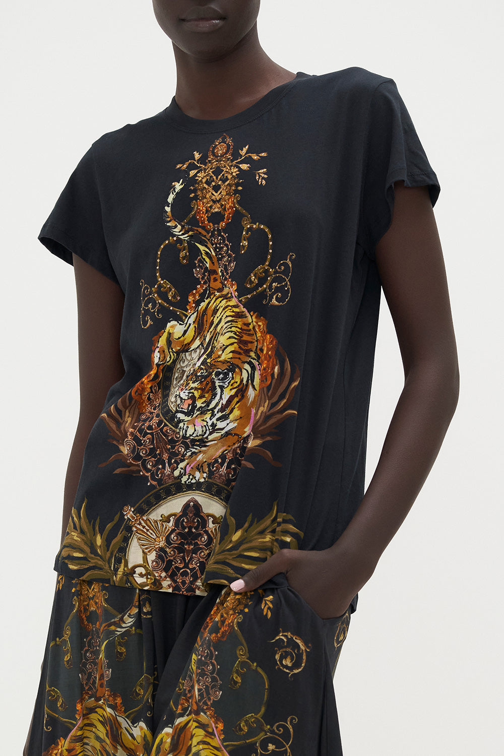 SLIM FIT ROUND NECK T-SHIRT THE QUEENS KING